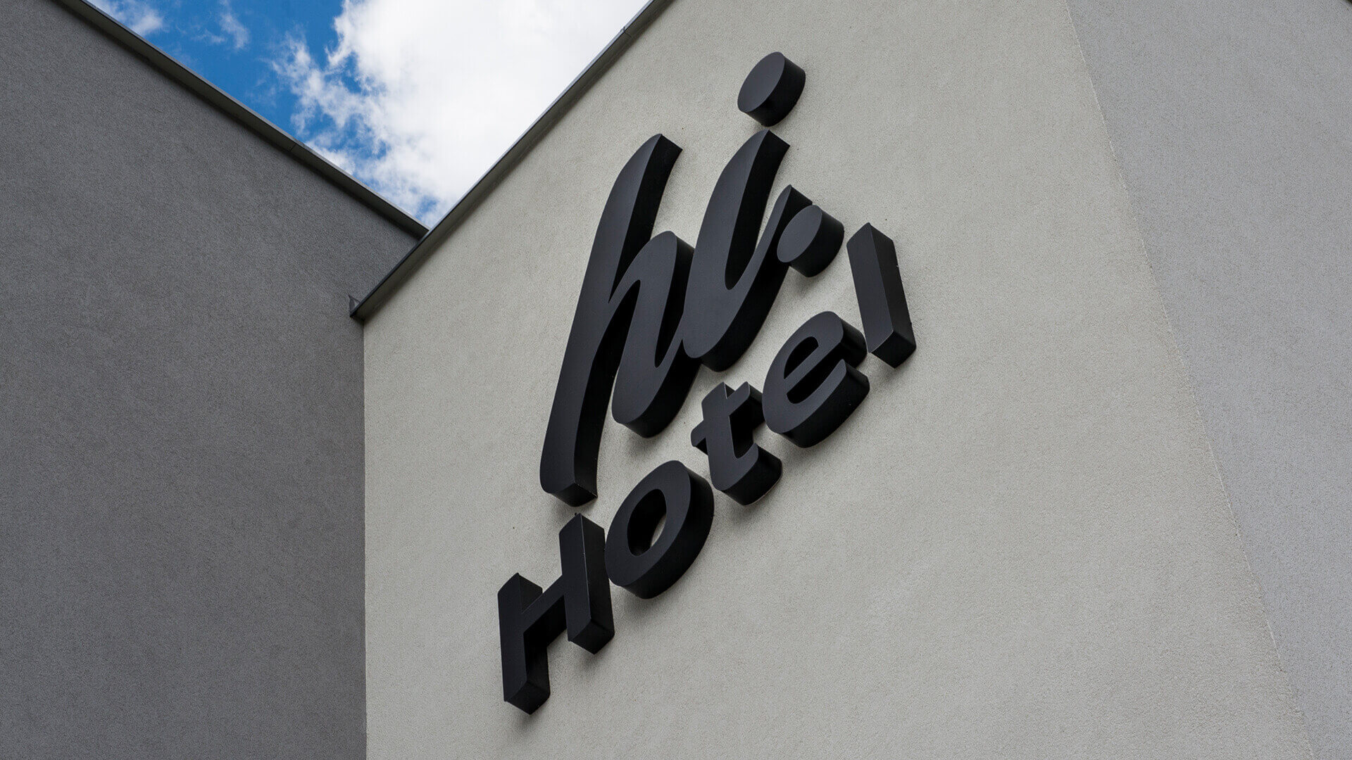 Hi hotel hihotel - hi-hotel-neon-on-the-wall-neon-behind-the-panel-neon-under-light-neon-at-the-entry-neon-at-height-neon-lines-neon-colour-white-logo-of-the-firm-neon-on-concrete-gdansk-lotnisko (4)